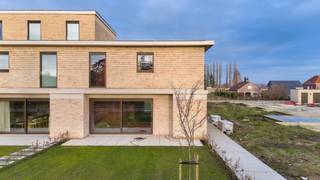 <br />Danneels bouwt deze halfopen bebouwing in moderne stijl in onze toekomstgerichte nieuwbouwproject ‘Bosveld’ in Aalst. Een residentiële en groene woonlocatie, dicht bij het stadscentrum en alle voorzieningen.  <br /><br />De woning is rustig gelegen, middenin een mooie parktuin en is bijzonder functioneel ingedeeld. Zithoek, eetkamer en keuken vormen een mooi geheel dat optimaal in verbinding staat met de zuid gerichte tuin en het terras.<br /><br />Op de verdieping hebben we drie slaapkamers, een badkamer, berging en een apart toilet. Bij de woning hoort ook een buitenberging, een autostaanplaats en een fietsenberging.<br /><br />Een geothermische warmtepomp, vloerverwarming, zonnepanelen en een ventilatiesysteem met warmterecuperatie zijn standaard voorzien en dat is goed nieuws voor jouw energiefactuur.<br /><br />Danneels realiseert deze woning sleutel-op-de-deur voor jou met een vaste totaalprijs en oplevertermijn.