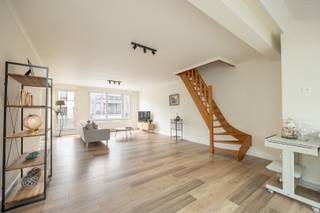 <strong>Duplex appartement met terras </strong>en zicht op het dorpsplein.<br /><br /><strong>Indeling:</strong>
<ul>
	<li>Living met grote schuifpui naar terras, keuken met eethoek, berging, toilet.</li>
	<li>Hoger: via trap naar grote hal (eventueel kantoortje) slaapkamer met kasten, vernieuwde badkamer.</li>
</ul>
<br /><strong>Bijzonderheden:</strong>

<ul>
	<li>Grote inpandige garage mogelijk bij te kopen.</li>
	<li>CV op gas (condenserend) </li>
	<li>Beschikbaar januari 2026.</li>
</ul>