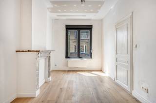 <p>Charmante gesloten bebouwing in een rustige straat nabij het centrum van Mechelen, tegenover het Maria Van Deyckpark.</p><p><br /></p><p>Deze woning combineert een centrale ligging met aangenaam groen in de directe omgeving. Dankzij het EPC A-label geniet u van een energiezuinige woonst met hedendaags comfort. De woning bevindt zich in een rustige straat aan de stadsrand van Mechelen, vlak bij scholen, openbaar vervoer, station en belangrijke invalswegen. Het park recht tegenover de woning zorgt voor een extra gevoel van rust en openheid. Met twee slaapkamers (mogelijkheid tot 3), een gezellige tuin en praktische indeling is dit huis een interessante keuze voor wie comfortabel wil wonen nabij het stadscentrum.</p><p><br /></p><p>• Inkomhal met toegang tot de leefruimtes<br />• Gezellige woonkamer met aangename lichtinval<br />• Volledig uitgeruste keuken met inductiekookplaat, combi-oven, vaatwasser, koelkast en diepvries<br />• Apart toilet<br />• Badkamer met inloopdouche, ligbad, dubbel lavabomeubel en toilet<br />• Twee slaapkamers<br />• Nachthal<br />• Zolder/bergruimte met de mogelijkheid tot 3e slaapkamer<br />• Kelder<br />• Tuin van 69 m²</p><p><br /></p><p>Troeven<br />• EPC A: energiezuinig wonen met hedendaags comfort<br />• Rustige straat nabij het centrum van Mechelen<br />• Tegenover het Maria Van Deyckpark en vlak bij groen</p><p><br /></p><p>Neem vandaag nog contact op met je ERA-makelaar voor een bezoek.</p><p><br /></p><p>JOUW DROOMHUIS. ZO GEVONDEN!</p>