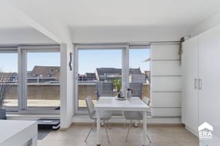 <p><strong>Te koop: uitzonderlijk ruim duplexappartement (±164 m²) met 4 slaapkamers, 2 badkamers, 2 terrassen en zeer veel lichtinval</strong></p>

<p>Dit duplexappartement, gelegen op Paardenmarkt 14, bevindt zich op wandelafstand van winkels, horeca en openbaar vervoer. Bovendien is er steeds voldoende parkeergelegenheid vlak naast het gebouw. </p>

<p>Indeling:<br />• Inkomhal met inbouwkast en afzonderlijk toilet<br />• Ruime, lichtrijke leefruimte met <strong>parketvloer </strong>en directe toegang tot het terras<br />• Eethoek aansluitend op de keuken<br />• Volledig uitgeruste keuken met praktische indeling en aangrenzende berging<br />• <strong>Vier slaapkamers</strong> verdeeld over twee verdiepingen<br />• <strong>Twee badkamers</strong>, waarvan één met inloopdouche en dubbele wastafel<br />• <strong>Twee terrassen (samen 30 m²) met oost- en westoriëntatie</strong><br />• Technische ruimte en extra bergruimte</p>

<p>Troeven:<br />• Centrale ligging in het hart van Poperinge<br />• Duplexindeling met veel ruimte en mogelijkheden (gezin, thuiswerk, hobbyruimte…)<br />• Twee terrassen met verschillende oriëntaties, zodat je de<strong> hele dag van de zon kan genieten</strong><br />• <strong>Energiezuinig (EPC B – 129 kWh/m²)</strong><br />• <strong>Elektriciteit conform</strong><br />• <strong>Fietsenstalling aanwezig</strong><br />• <strong>Asbestvrij (bouwjaar na 2001)</strong></p>

<p>Neem vandaag nog contact op met je ERA-makelaar voor een bezoek!</p>

<p>JOUW DROOMAPPARTEMENT. ZO GEVONDEN! &amp;#127969;</p>