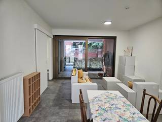 <strong><u>Erkende 1-slaapkamer-assistentiewoning binnen een prestigieuze moderne residentie, gelegen midden hartje Hasselt.</u><br /><br />Deze ruime 1-slaapkamerserviceflat is onmiddellijk beschikbaar!<br />Ideaal voor vaste bewoning, alsook voor kortverblijf (per maand). Niet bemeubeld. <br /><br /><u>TIJDELIJK AAN EEN UITZONDERLIJK LAGE HUURPRIJS!</u><br />Totale huurprijs: gemiddeld <u>slechts +/- € 1.250,00 per maand</u>, omvattende:<br />- <u>huisvesting</u> gedurende het eerste woonjaar*; <br />- <u>basisprijs</u> voor zorgen: € 24,98 per dag** (maandelijks gefactureerd door zorginstelling Korian vzw, op basis van 30</strong> <strong>dagen) <br />- <u>provisie verwarming</u></strong><br /><br />Dit goed gelegen, instapklaar doorloopappartement met een <u>bewoonbare</u> oppervlakte van 60 m² heeft een open zicht op de groene binnentuin en een rustig buitenterras (10 m²!) langs de autovrije straatkant. Het is uitgerust met een centraal oproepsysteem, waarbij 24/7 interne hulpverlening (inwonende conciërges/zorgkundige/…) in de buurt is.<br /><br />Door de gelijkvloerse ligging is er een vlotte toegankelijkheid voor iedereen, ook als u wat minder goed te been bent is dit een zeer goed bereikbaar appartement. In elke ruimte is er aangepaste infrastructuur. De beveiligde inkompoort en gecodeerde hoofddeurgangen zijn uitsluitend toegankelijk voor bewoners, wat uw veiligheid garandeert.<br /><br />Zelfstandige vrijheid, een zorgeloze leefomgeving en optimaal comfort staan centraal: er is een volledig ingerichte moderne keukenhoek en woonkamer, badkamer met inloopdouche en aangepast toilet, berging met aansluiting wasmachine/droogkast, een terras en zelfs een kelderberging. Zowel de leefruimte alsook de slaapkamer geven uit op het terras.<br /><br />De flat is energiezuinig (EPC label A!) en is makkelijk te onderhouden. Eénieder voelt zich in deze residentie “Ursulinenhof” welkom dankzij het onthaal met fysiek aanspreekpunt. De seniorenconsulenten en gespecialiseerde woonadviseurs bieden administratieve hulp. Ook bent u verzekerd (o.a. brand- en familiale-) en krijgt u -indien nodig- bijstand.<br />Naast de zakelijke kant, worden er wekelijks sociaal-culturele activiteiten en entertainment voorzien: concerten, lezingen, hobby-/creaclub, boekenclub, feestgelegenheden (verjaardag, jubileum, e.a. met gastoptredens),…<br /><br />De ruime private fietsstalling, uitgerust met een fietslift, zorgt ervoor dat u makkelijk kan gaan vertoeven buiten de residentie.<br /><br />Kortom: u zal zich geen moment vervelen te midden een begripvolle omgeving, waar zorg en levenskwaliteit prioriteit is binnen een nette en veilige accommodatie, waar eveneens ook uw huisdier welkom is.<br /><br />Optioneel kan men gebruik maken van de gemeenschapsruimtes (o.a. polyvalente ruimte – kinélokaal – kapsalon – brasserie (mogelijkheid tot nuttigen van maaltijden op de site of in de flat) – klusjesdienst bij herstellingen - …<br /><br />Spendeert u uw zilveren jaren in deze charmante serviceflat? Contacteer ons voor een bezichtiging!<br /><br />Ben je op zoek naar een oase van rust die toch alles wat je nodig hebt aanbiedt op een steenworp van je voordeur, of wil je graag een interessante investering doen? Dan is dit assistentie-appartement zeker iets voor jou. Wil jij hier komen wonen? Surf naar www.vdv-vanderveken.be/te-huur, kies voor dit appartement en vul de fiche in (in het gouden balkje op “Ik wil dit pand huren!” klikken).<br /><br /><em>*De prijs van de huurcomponent wordt jaarlijks geëvalueerd en blijft stabiel bij goed onderhoud. Dit is in beheer van de eigenaar/verhuurder. <br />**Basisdagprijs en huurcomponent onderhevig aan indexaties gebaseerd op overschrijding van de spilindex. Dit is volledig in beheer van Korian vzw. </em><br />