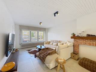 SMAAKVOL afgewerkte woning met alle COMFORT met 3 slpks, garage, voldoende bergruimte én tuin met ZUIDgericht terras te Blankenberge!<br /><br /><strong>INDELING:<br /><u><em>Gelijkvloers:</em></u></strong><br />Inkomhal - ruime LICHTRIJKE living - volledig ingerichte keuken (O.a. met gasfornuis, dampkap, dubbele spoelbak, heteluchtoven én vaatwasmachine) - leeshoek - veranda - ruime kelderberging met aanpalende wasplaats (en voorzieningen voor wasmachine en droger) met rechtstreekse toegang tot de tuin met ZUIDgericht terras - garage (met automatische sectionale poort) - oprit.<br /><br /><u><em><strong>Eerste verdieping:</strong></em></u><br />Nachthal - badkamer (O.a. met lavabomeubel, toilet en douche) - 3 ruime slaapkamers.<br /><br /><u><em><strong>Tweede verdieping:</strong></em></u><br />Ruime geïsoleerde zolder (Mogelijkheid tot het creëren van 2 extra slaapkamers).<br /><br /><u><strong>Opmerkingen:</strong></u><br />- Elektriciteit volledig GOEDgekeurd.<br />- RUIME bruikbare vloeroppervlakte: 236m2!<br />- Epc = 230 kWh/m2!<br />- DUBBELE beglazing aanwezig!<br />- ROLLUIKEN aanwezig!<br /><br />Zeer INTERESSANTE woning voor jonge gezinnen met 3 ruime slaapkamers (2 extra slaapkamers mogelijk, indien nodig). Op wandelafstand van winkels, scholen, openbaar vervoer en het centrum! Aarzel zeker niet om ons te contacteren voor een bezoek ter plaatse: 050/70.01.02 - info@centro.be.