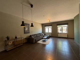 Dit instapklare gelijkvloerse appartement combineert comfort, ruimte en een praktische indeling.<br /><br />De lichtrijke leefruimte sluit aan op een open, volledig uitgeruste keuken met een koelkast inclusief vriesvak, een keramische kookplaat, een combi-oven en voldoende opbergruimte. Verder beschikt het appartement over twee volwaardige slaapkamers, een ruime berging, een apart gastentoilet en een verzorgde badkamer. De badkamer is uitgerust met een ligbad, een aparte douche en een dubbel badkamermeubel met spiegelkast en verlichting.<br /><br />Bovendien is het appartement voorzien van vliegenramen, een rolluik in de grote slaapkamer en is alle verlichting reeds geïnstalleerd.<br /><br />Een private autostaanplaats én een ruime afgesloten garage zijn inbegrepen in de huurprijs.<br /><br />Het appartement is beschikbaar vanaf 1 oktober 2026 of, in onderling overleg, reeds vanaf 1 september 2026.<br /><br />De gemeenschappelijke kosten zijn inbegrepen in de totale huurprijs van € 850 per maand.<br /><br />De troeven:<br /><br />- Gelijkvloers<br />- Instapklaar<br />- Tuintje<br />- Garage en autostaanplaats<br />- Verlichting en vliegenramen geïnstalleerd<br /><br />Heb je interesse? Vraag uw bezoek aan via onze website https://www.immovl.be/te-huur/list en druk op de knop <strong>'IK WENS EEN BEZOEK</strong>'.