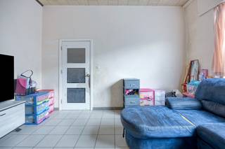 Ben je op zoek naar een woning die je volledig naar eigen smaak kan opfrissen?<br />Dan biedt deze woning op de Heirbaan in Burcht heel wat mogelijkheden.<br /><br />Je betreedt de woning via de inkomhal, die toegang geeft tot de leefruimte en de keuken.<br />Verder bevindt zich op het gelijkvloers de badkamer en een praktische zij-ingang.<br />Dankzij de indeling bestaat bovendien de mogelijkheid om op het gelijkvloers een <strong>extra slaapkamer </strong>te creëren, wat de woning ook interessant maakt voor wie levenslang wil wonen.<br /><br />Op de verdieping bevinden zich <strong>drie slaapkamers,</strong> die voldoende ruimte bieden.<br />Buiten geniet je van een terras en tuin.<br />De woning dient volledig opgefrist te worden, maar vormt een uitstekende basis voor wie op zoek is naar een woning met potentieel op een centrale ligging in Burcht.<br />Ook een interessante opportuniteit voor handige harry's of investeerders.<br /><br />Bron bewoonbare oppervlakte : EPC - certificaat<br />Renovatieverplichting residentiële gebouwen van toepassing.<br />https://www.vlaanderen.be/een-huis-of-appartement-kopen/renovatieverplichting-voor-residentiele-gebouwen<br /><br />In de nabijheid bevinden zich winkels, scholen en het openbaar vervoer en op een wip ben je veilig in het centrum van Antwerpen.<br />Wat denk je? Bel ons snel op 03/775.78.79.<br />Ben je ook van plan jouw eigendom te verkopen? Maak een afspraak voor een gratis schatting, wij maken er samen een succesverhaal van.