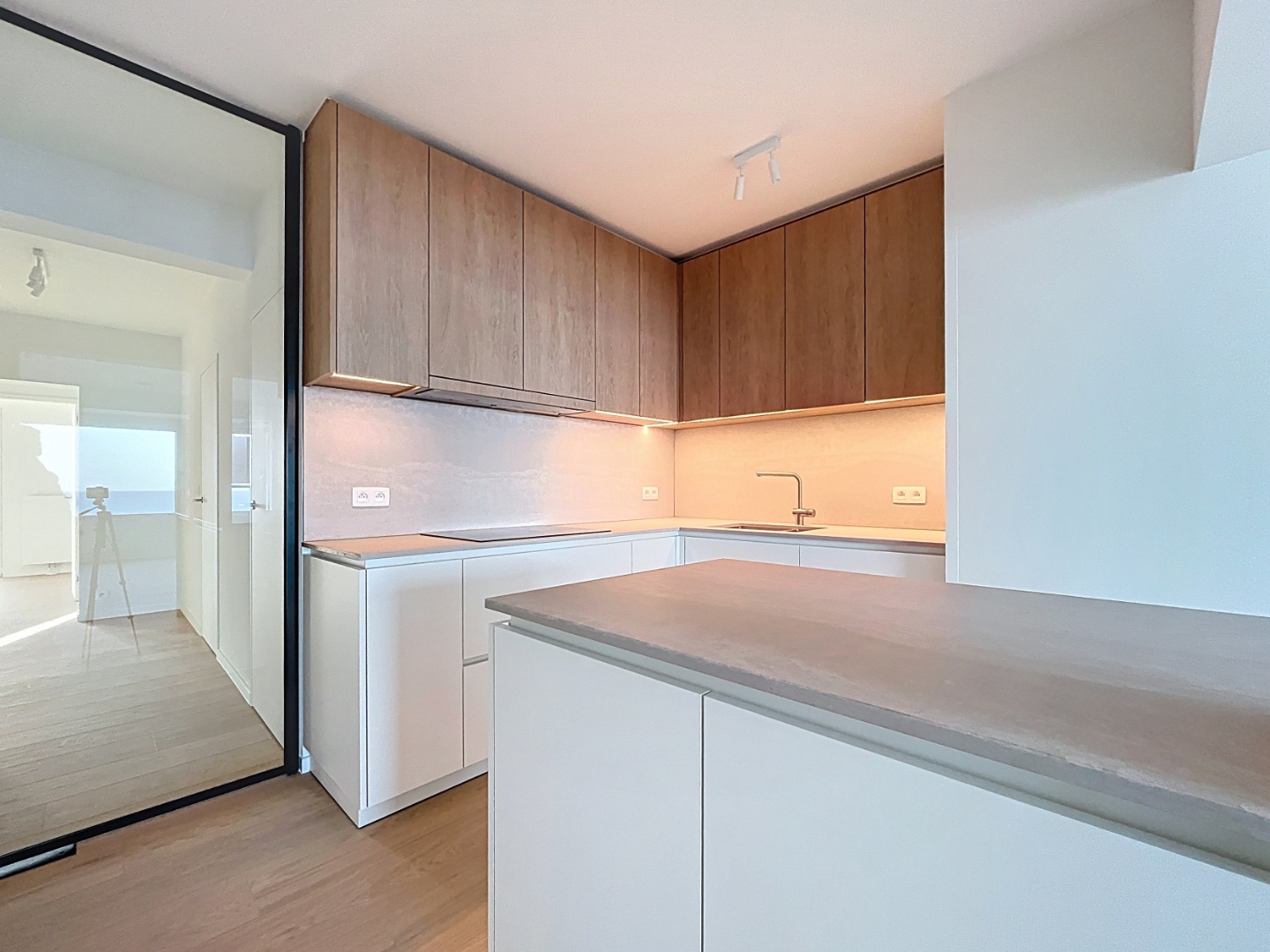 Gerenoveerd  twee slaapkamer appartement met frontaal zeezicht én centrale ligging - photo 2