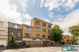 <p><span>Appartement op de Zandvlietstraat 1 te Antwerpen</span></p><p><span>Dit appartement op de derde verdieping aan de Zandvlietstraat 1 te Antwerpen combineert comfort, een praktische indeling en een uitstekende ligging. Gelegen nabij winkels, scholen, openbaar vervoer en belangrijke invalswegen geniet u hier van een vlotte verbinding naar het centrum van Antwerpen en omliggende gemeenten.</span></p><p><span>Troeven:</span></p><ul><li><span>2 volwaardige slaapkamers</span></li><li><span>Bewoonbare oppervlakte van 84 m²</span></li><li><span>Volledig gerenoveerd interieur</span></li><li><span>Geïnstalleerde keuken</span></li><li><span>Veel natuurlijke lichtinval</span></li><li><span>Ideaal voor eigen bewoning of investering</span></li></ul><p><span>Indeling:</span></p><p><span>Via de inkomhal betreedt u de aangename leef- en eetruimte, waar de grote raampartijen zorgen voor een overvloed aan natuurlijk licht. Aansluitend bevindt zich de volledig geïnstalleerde keuken, die voorzien is van alle nodige comfort.</span></p><p><span>Verder beschikt het appartement over twee volwaardige slaapkamers en een moderne badkamer met douche. Dankzij de doordachte indeling wordt de beschikbare ruimte optimaal benut, wat zorgt voor een comfortabel woongevoel.</span></p><p><span>Het appartement werd volledig gerenoveerd aan de binnenzijde en bevindt zich in uitstekende staat. Het huidige EPC-label bedraagt F, voornamelijk doordat het dak nog niet geïsoleerd werd. Dit biedt de mogelijkheid om met een beperkte energetische ingreep de energieprestatie van het appartement aanzienlijk te verbeteren. Dankzij de kwalitatieve renovatie van het interieur is de woning verder volledig instapklaar.</span></p><p><span>Voor meer informatie kan u terecht bij Area Partners: <span>info@area.be</span></span><span> of 03/284.60.60.</span></p>