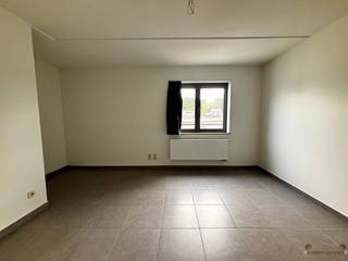 <p><span>APPARTEMENT MODERNE À HAMME - IDÉAL POUR UN MODE DE VIE CONTEMPORAIN</span></p><p><span> </span></p><p><span>Cet appartement moderne situé à Hamme offre une combinaison idéale de confort, de style et d'emplacement pratique. D'une surface habitable totale de 101 m², ce logement dispose de tout ce dont vous avez besoin pour une vie agréable.</span></p><p><span> </span></p><p><span>AGENCEMENT ET PIÈCES</span></p><p><span> </span></p><p><span>L'appartement comprend deux chambres spacieuses qui bénéficient d'une lumière naturelle abondante et dégagent une atmosphère ouverte et aérée grâce à leurs cloisons vitrées modernes. La première chambre est idéale comme chambre parentale, tandis que la seconde se prête parfaitement à une chambre d'amis, un espace de travail ou une chambre d'enfant. Les deux chambres sont équipées de raccordements pour le chauffage et de prises électriques.</span></p><p><span> </span></p><p><span>CUISINE ET ESPACE DE VIE</span></p><p><span> </span></p><p><span>La cuisine moderne fermée est équipée d’appareils électroménagers encastrés et d’un bar pratique avec plan de travail. L’espace cuisine est aménagé de manière fonctionnelle et dispose de prises de recharge pour les appareils électriques. Elle donne directement sur un très grand salon doté de superbes portes-fenêtres, qui s’ouvrent sur un balcon avec vue. La combinaison de la cuisine et du salon crée un espace ouvert qui s'inscrit parfaitement dans un style de vie moderne.</span></p><p><span> </span></p><p><span>SALLE DE BAINS</span></p><p><span> </span></p><p><span>La salle de bains moderne est revêtue de carrelage gris et équipée d’une douche luxueuse, d’un meuble-lavabo au design élégant et pratique. Cette pièce dégage une atmosphère très élégante et accueillante.</span></p><p><span> </span></p><p><span>PARTICULARITÉS</span></p><p><span> </span></p><p><span>Ce bien est situé dans un emplacement de choix au centre de Hamme, juste au-dessus d’un magasin Carrefour. Cela offre des avantages uniques en termes de commodité et d’accessibilité. L’appartement dispose d’un balcon offrant une vue agréable, d’où vous pourrez profiter du paysage, notamment du château d’eau caractéristique.</span></p><p><span> </span></p><p><span>Alliant fonctionnalité et design moderne, ce bien constitue un excellent choix pour toute personne à la recherche d’un cadre de vie de qualité dans un emplacement de premier choix à Hamme.</span></p>