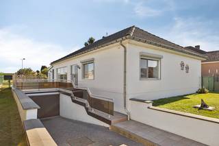 <p><br />In de rustige Jonker Janlaan in Attenhoven bevindt zich deze ruime woning op een perceel van 10a 08ca. Met een bewoonbare oppervlakte van circa 123 m² en alle belangrijke woonfuncties op het gelijkvloers, combineert deze woning praktisch comfort met een aangename landelijke ligging.<br />De woning werd doorheen de jaren op verschillende vlakken aangepakt. Zo werd er onder meer isolatie in de muren voorzien en beschikt het pand over een zeer recente stookolieketel, aangevuld met airconditioning. Ook de keuken werd recent vernieuwd.<br /><br />De indeling omvat een ruime leefruimte, een moderne keuken, drie slaapkamers, een badkamer en een apart toilet.<br />Een belangrijke troef is de ruime kelderverdieping die rechtstreeks aansluit op de garage. Boodschappen, fietsen of grotere spullen kunnen daardoor meteen praktisch opgeborgen worden, zonder dat u hiervoor door de woning hoeft.<br /><br />Achteraan geniet u van een mooie groene tuin met veel privacy. Via de achterzijde krijgt u bovendien een open zicht over de omliggende velden, wat het landelijke karakter van de woning extra benadrukt.<br /><br />De ligging is bijzonder praktisch: het centrum en station van Landen zijn snel bereikbaar, waardoor u vlot kan pendelen naar grotere steden. Ook Sint-Truiden bevindt zich op korte afstand.<br />Een interessante woning voor wie op zoek is naar ruimte, comfort en een rustige ligging, zonder in te boeten aan bereikbaarheid.<br /><br />Interesse? Neem gerust contact met ons op voor meer informatie of een bezoek ter plaatse.</p>