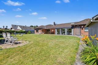 <p><span>Ruime laagbouwwoning op een mooi perceel van 1.373m²</span></p><p><span> </span></p><p><span>Dit betreft een uitstekend gelegen open bebouwing type bungalow met o.a. 2 slaapkamers en een dubbele garage.</span></p><p><span>De woning is gelegen in een residentiële woonstraat en beschikt over een zeer vlotte mobiliteit richting Antwerpen, Gent, Sint-Niklaas & Hulst door de nabijheid van E34 en N403. </span></p><p><span>Tevens heeft het perceel een straatbreedte van ca. 48m waardoor er zeer veel mogelijkheden zijn naar uitbreiding of projectontwikkeling toe. </span></p><p><span>De onberispelijke staat van onderhoud, het veelzijdige vloerplan en het interessante perceel zijn slechts enkele van de troeven.</span></p><p><span> </span></p><p><span>INDELING</span></p><p><span>Oprit met plaats voor meerdere wagens.</span></p><p><span>Inkomhal.</span></p><p><span>Ruime woonkamer met veel lichtinval een 100% interactie tot de tuin.</span></p><p><span>Aparte keuken met ruimte voor eettafel.</span></p><p><span>Verscheidene bergruimten aan de keuken.</span></p><p><span>Apart toilet.</span></p><p><span>2 slaapkamers.</span></p><p><span>Badkamer met inloopdouche, lavabomeubel en toilet.<br />Veranda met deels overdekt terras.</span></p><p><span>Dubbele garage met extra bergruimte.</span></p><p><span>(Berg)zolder over de gehele oppervlakte van de woning.</span></p><p><span>Zeer ruime en aangename tuin.</span></p><p><span> </span></p><p><span>EXTRA</span></p><p><span>Bouwjaar 1985, in onberispelijke staat van onderhoud. </span></p><p><span>ALU ramen met dubbele beglazing en rolluiken.</span></p><p><span>Airco voorzien in verscheidene ruimtes.</span></p><p><span>CV op aardgas.</span></p><p><span>Straatbreedte van ca. 48m.</span></p><p><span>Uitstekend gelegen op de grens Sint-Pauwels/Kemzeke op wandelafstand van centrum Kemzeke.</span></p><p><span>Zeer vlotte mobiliteit via E34 (Antwerpen-Gent), N403 (St-Niklaas-Hulst) en lokale invalswegen.</span></p><p><span> </span></p><p><span>EPC: 362kWh/m² - Label D</span></p><p><span>Wg - Vg - Gvv - Gvkr - Gmo</span></p><p><span> </span></p><p><span> </span></p>