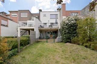 In de rustige en gegeerde Luccastraat, net buiten het centrum van Sint-Niklaas en met een vlotte verbinding naar de N70 en E17...