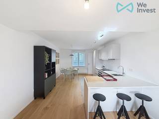 <p><em><strong>TE KOOP</strong></em> – In het hart van het prestigieuze project "Utopia By Godin", ontstaan uit de volledige renovatie van een iconisch gebouw in Brussel, ontdekt u dit prachtige gerenoveerde appartement met 3 slaapkamers (gerenoveerd in 2020).</p>
<p>Met een royale oppervlakte van ongeveer 130 m² is het pand als volgt ingedeeld: een ruime inkomhal die leidt naar een grote en lichtrijke leefruimte, bestaande uit een ruime woonkamer, een eetkamer en een volledig uitgeruste open keuken. Het appartement beschikt over 3 comfortabele slaapkamers (17, 13 en 12 m²), evenals twee moderne badkamers (douche en bad), een wasruimte en een apart toilet.</p>
<p>Comfort: Privatieve kelder; EPC C (106 kWh/m².jaar); dubbele ventilatie (VMC); houten ramen met dubbele beglazing; parketvloer; collectieve gasverwarming.</p>
<p>Prijs: vanaf € 395.000</p>
<p>Contacteer ons nu op 02 355 42 20 | 0494 28 38 88 (Taylor) en via e-mail op tubize@weinvest.be</p>