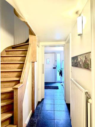 Ruime bel-etage met zonnige tuin en 4 slpk in de Pulhofwijk<br /><br /><br /><br />Kijkdag uitsluitend op afspraak op 5 en 6 juni tussen 10u en 18u.<br /><br />Er wordt gewerkt met een biedingsprocedure. Biedingen kunnen worden uitgebracht tot maandag 8/06 11u.<br /><br />Interesse in deze ruime en instapklare woning op toplocatie?<br />Contacteer ons voor uw bezoekmoment op k.dotremont@gmail.com<br /><br /><br /><br />In de Rysheuvelsstraat 80 te Berchem bevindt zich deze verrassend ruime bel-etagewoning (±210 m²) met zuid georiënteerde tuin (±90 m²), oprit en garage met sectionale poort.<br /><br />Deze lichtrijke en energiezuinige woning combineert ruimte, comfort en een uitstekende ligging in de gegeerde Pulhofwijk — ideaal voor gezinnen, thuiswerk of een combinatie wonen/werken.<br /><br />Op het gelijkvloers bevindt zich naast de garage een polyvalente ruimte met directe toegang tot de tuin, momenteel ingericht als atelier. Perfect als praktijkruimte, bureau, hobbyruimte of extra leefruimte.<br /><br />De eerste verdieping biedt een lichtrijke leefruimte met woonkamer, eetkamer en halfopen keuken. Aansluitend bevindt zich een terras met trap naar de zonnige tuin, alsook een gastentoilet.<br /><br />Op de tweede verdieping bevinden zich 4 volwaardige slaapkamers en een badkamer, vernieuwd in 2021, uitgerust met inloopdouche, wastafel en toilet. Dankzij de recent vernieuwde lichtkoepels (mei 2026) geniet de woning van bijzonder veel natuurlijke lichtinval.<br /><br />Extra troeven:<br /><br />* Zuid georiënteerde tuin<br />* Oprit en garage<br />* Volledig onderkelderd<br />* Veel mogelijkheden voor praktijk of thuiswerk<br />* Nieuwe hoogrendementsketel (2024)<br />* Vernieuwd en geïsoleerd dak (2026)<br />* Bijkomende buitenmuurisolatie (2025)<br />* Zonnepanelen en laadpaal (2026)<br />* EPC B – 163 kWh/m²<br /><br /><br />