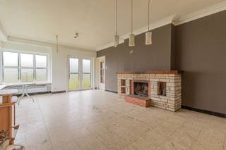 <p><span>Statige villa met uitzonderlijk potentieel op toplocatie in Berlare</span></p><p><span><br /></span></p><p><span>Ontdek deze karaktervolle te renoveren villa op een ruim perceel van maar liefst </span><span>1.551,68 m²</span><span>, met een indrukwekkende </span><span>straatbreedte van 39,42 meter</span><span>. Gelegen net buiten het centrum van </span><span>Berlare</span><span>, op wandelafstand van het prachtige </span><span>kasteelpark</span><span>, combineert deze eigendom rust, ruimte en een uitstekende bereikbaarheid.</span></p><p><span>Dankzij de royale bewoonbare oppervlakte biedt deze woning uitzonderlijk veel mogelijkheden: van comfortabel wonen tot wonen-werken of een rendabel investeringsproject.</span></p><p><span> </span></p><p><span>Indeling</span></p><p><span>Op het gelijkvloers verwelkomt een royale inkomhal met vestiaireruimte en gastentoilet u in de woning. Aansluitend vindt u een lichtrijke woonkamer en een aparte keuken met veranda, die bovendien mogelijkheden biedt tot uitbreiding. Verder zijn er een badkamer, bergruimte en een </span><span>inpandige garage</span><span>, die perfect kan worden geïntegreerd als extra leefruimte, bureau of praktijk voor een vrij beroep.</span></p><p><span>De eerste verdieping telt </span><span>vier volwaardige slaapkamers</span><span>, een extra bergruimte en een zolder, ideaal voor bijkomende opslag of verdere invulling.</span></p><p><span> </span></p><p><span>Buitenleven</span><span><br />De woning wordt omringd door een </span><span>grote, zonnige L-vormige tuin</span><span>, waar het heerlijk vertoeven is in alle privacy. Aan de rechterzijde van het perceel bevindt zich een </span><span>brede en lange oprit</span><span>, wat extra comfort en parkeermogelijkheden biedt.</span></p><p><span> </span></p><p><span>Unieke extra troef</span><span><br />Het perceel is opgedeeld volgens een </span><span>PV-opmetingsplan</span><span>:</span></p><ul><li><span>Lot 1</span><span>: 792,25 m² – met de bestaande woning</span></li><li><span>Lot 2</span><span>: 759,43 m² – geschikt voor de realisatie van een </span><span>extra vrijstaande woning </span><span>of kan als tuin worden gebruikt met een tuinkamer, mits naleving van de geldende voorschriften. Via lot 2 kan tevens een tweede toegang gerealiseerd worden. </span></li></ul><p><span> </span></p><p><span>Dit maakt deze eigendom bijzonder interessant voor wie wil bouwen, investeren of combineren. Meer informatie hierover is verkrijgbaar via ons kantoor.</span></p><p><span> </span></p><p><span>Bij </span><span>Immo Twins</span><span> begeleiden wij u graag, samen met onze betrouwbare partners </span><span>Freca</span><span>, door het volledige renovatietraject: van een eerste vrijblijvende offerte tot de uiteindelijke oplevering. </span><span>Samen bouwen we aan uw toekomst!</span></p><p><span> </span></p><p><span>Een echte </span><span>buitenkans</span><span> die snel ontdekt zal worden. </span><span>📞</span><span> </span><span>Interesse?</span><span> Plan vandaag nog uw bezoek! </span><span></span></p><p><span>Contact</span></p><p><span>Immo Twins – 052 55 55 55 – <span>info@immotwins.be</span></span><span><br />Stefaan – 0473 46 88 77 – <span>stefaan@immotwins.be</span></span></p><p><span> </span></p><p><span> </span></p>