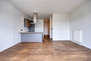 <h3><span>Instapklaar appartement</span></h3><h3><span> </span></h3><p><span>Op zoek naar een stijlvol en instapklaar appartement op een centrale ligging in Merksem? Dan is dit prachtig gerenoveerde appartement zeker een bezoek waard. Met zijn moderne afwerking, lichtrijke leefruimte en praktische indeling biedt deze woonst een aangename combinatie van comfort en functionaliteit.</span></p><p><span>Bij het betreden van het appartement via een veiligheidsdeur komt u terecht in een ruime en open leefruimte met veel natuurlijke lichtinval dankzij de grote raampartijen. De moderne open keuken is volledig geïntegreerd in de leefruimte en beschikt over kwalitatieve toestellen en voldoende opbergmogelijkheden. De warme parketvloer en neutrale kleurkeuzes zorgen voor een tijdloze uitstraling.</span></p><p><span>Een extra troef is de gezellige houtkachel die niet alleen voor sfeer zorgt, maar ook een aangenaam wooncomfort biedt tijdens de koudere maanden.</span></p><p><span>Het appartement beschikt over twee slaapkamers, waarvan één ruime hoofdslaapkamer en een tweede kamer die perfect kan dienen als kinder-, logeer- of bureauruimte. </span></p><p><span>De moderne badkamer is uitgerust met een ligbad, stijlvol badkamermeubel, handoekdroger en toilet. Aansluiting voor wasmachine en droogkast. </span></p><p><span>Dankzij de vele ingebouwde maatkasten in de gang geniet u bovendien van uitzonderlijk veel bergruimte.</span></p><p><span> </span></p><h3><span>Ligging</span></h3><p><span>Gelegen op een gunstige locatie met winkels, scholen, openbaar vervoer en recreatie mogelijkheden in de onmiddellijke omgeving. Dankzij de vlotte verbinding met Antwerpen en de Ring geniet u van een uitstekende bereikbaarheid.</span></p><p><span>Een ideale woonst voor starters, alleenstaanden, koppels of investeerders die op zoek zijn naar een instapklaar appartement op een centrale locatie.</span></p><p><span> </span></p><p><span>Interesse? Contacteer ons vandaag nog voor een bezoek en ontdek zelf de troeven van dit mooie appartement.</span></p>