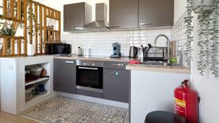 Appartement meublé et prêt à emménager, situé à 200 mètres de la digue de mer, avec 2 chambres mansardées. Séjour, salon, salle de bains avec WC, douche et lavabo, cuisine équipée. Escalier menant à 2 chambres mansardées aménagées.<br /><br />Installation électrique conforme, prêt à emménager, avec une place de parking privée située à proximité immédiate de l’immeuble.<br /><br />PEB : kWh/m² (/an) Label<br />Plus d’informations et visite virtuelle dans les documents sur www.immodepanne.be