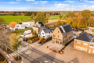 <h1><span>Handelspand met topligging langs E34 in Retie</span></h1>
<p><strong><span>Strategisch gelegen handelspand met tal van commerciële mogelijkheden in Retie.</span></strong></p>
<p><span>Op zoek naar een </span><strong><span>ruim en veelzijdig handelspand op een strategische locatie</span></strong><span>? Dit pand langs een belangrijke invalsweg in </span><strong><span>Retie</span></strong><span>, vlak bij de op- en afrit van de </span><strong><span>E34 Antwerpen–Eindhoven</span></strong><span>, biedt een uitstekende zichtbaarheid en bereikbaarheid.</span></p>
<p><span>Het pand beschikt op het gelijkvloers over een </span><strong><span>ruime handelsruimte</span></strong><span>, aangevuld met een </span><strong><span>groot terras</span></strong><span> en </span><strong><span>parkeermogelijkheden achteraan het gebouw</span></strong><span>. Dankzij de ligging en de flexibele indeling is dit een interessante opportuniteit voor verschillende ondernemers.</span></p>
<p><span>Momenteel is het pand ingericht als </span><strong><span>horecazaak</span></strong><span>, inclusief een </span><strong><span>professionele keuken</span></strong><span>. De bestaande inrichting maakt een onmiddellijke start in de horecasector mogelijk, maar de mogelijkheden reiken veel verder.</span></p>
<p><span>Dankzij de ruime oppervlakte en de strategische ligging kan het pand perfect worden aangewend voor onder meer:</span></p>
<ul>
<li><strong><span>Horeca of take-away</span></strong></li>
<li><strong><span>Kantoren of commerciële dienstverlening</span></strong></li>
<li><strong><span>Medische of paramedische praktijk</span></strong></li>
<li><strong><span>Esthetische of wellnesspraktijk</span></strong></li>
<li><strong><span>Fitness- of personal trainingstudio</span></strong></li>
<li><strong><span>Showroom of winkelruimte</span></strong></li>
<li><span>Of een andere commerciële invulling naar eigen behoeften</span></li>
</ul>
<h3><span>Troeven op een rij</span></h3>
<ul>
<li><span>📍 </span><strong><span>Toplocatie langs een belangrijke invalsweg in Retie</span></strong></li>
<li><span>🚗 </span><strong><span>Uitstekende bereikbaarheid via de E34 Antwerpen–Eindhoven</span></strong></li>
<li><span>👀 </span><strong><span>Goede visibiliteit</span></strong></li>
<li><span>🏢 </span><strong><span>Ruim gelijkvloers handelspand</span></strong></li>
<li><span>🌿 </span><strong><span>Ruim terras</span></strong></li>
<li><span>🅿️ </span><strong><span>Parkeermogelijkheden achteraan</span></strong></li>
<li><span>🍽️ </span><strong><span>Professionele keuken aanwezig</span></strong></li>
<li><span>🔄 </span><strong><span>Veelzijdige invullingsmogelijkheden</span></strong></li>
</ul>
<p><strong><span>Vraagprijs: € 300.000</span></strong></p>
<p><span>Een pand met </span><strong><span>ruimte, bereikbaarheid en mogelijkheden</span></strong><span>, gelegen op een strategische commerciële locatie. Ideaal voor ondernemers die op zoek zijn naar een zichtbare en vlot bereikbare uitvalsbasis met ruimte om hun activiteiten verder uit te bouwen.</span></p>
<p><strong><span>Interesse? Contacteer ons voor meer informatie of een bezichtiging ter plaatse.</span></strong></p>