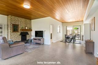 Deze zeer goed onderhouden, gelijkvloerse woning bevindt zich op het uiteinde van een doodlopende straat in de Olmenlaan te Bonheiden,...