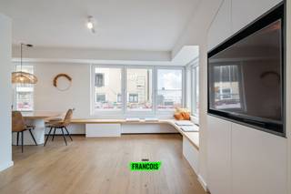 Pal om de hoek van de zeedijk in Mariakerke, treffen we dit prachtig gerenoveerd appartement aan. Het pand werd recent (2023) volledig onder handen genomen en biedt u een feilloos resultaat. Het betreft daarenboven een zeer kleinschalige residentie. <br /><br />De indeling is als volgt; <br /><br />Er is een ruime inkomhal met afzonderlijk toilet en berging met aansluiting voor wasmachine. De ruime en lichtrijke woonkamer biedt een gezellig wooncomfort en vloeit naadloos over in de open keuken. Deze moderne keuken is voorzien van de nodige kast-en werkruimte en is volledig uitgerust met alle nodige apparatuur. <br /><br />Er zijn twee volwaardige slaapkamers aanwezig met inbouwkasten. Tevens zijn er twee badkamers (elk uitgerust met een inloopdouche en lavabo). <br /><br />Daarnaast is er toegang tot het ruime, gezellige terras. In de gemene delen is er een privatieve berging voorzien. <br /><br />