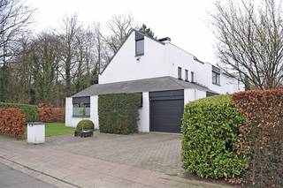 Bekijk deze woning uitgebreid op www.koosi.beDeze typische ‘jaren 80’-villa is gelegen op de hoek van de Baron van Ertbornstraat en Kleine Grippe,...