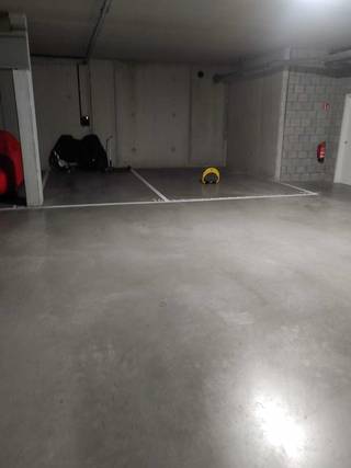 Comfortabel brede ondergrondse parkeerplaats , pal in het centrum van Wilrijk , deel uitmakend van een splinternieuw complex.3,5meter breed (18m²)...