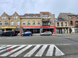 Commercieel gelegen handelsruimte met een oppervlakte van 212 m² te koop langs én met visibiliteit van de bedrijvige Veurnestraat in De Panne.<br />De winkel betreft een open ruimte met vooraan een glazen vitrine. Hierdoor geniet men van een fenomenale zichtbaarheid. In combinatie met de drukke ligging is dit dé ideale locatie voor uw bedrijf! Ruime parkeermogelijkheden in de straat. Beschikbaar bij akte.<br /><br />Contacteer PANORAMA B2B voor bijkomende inlichtingen, plannen of een vrijblijvend plaatsbezoek 0479 70 70 73.