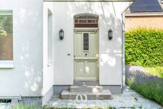 SCHRIJF JE IN VOOR HET EERSTE BEZOEKMOMENT VAN WOENSDAG 24 JUNI VIA ONZE WEBSITE!<br /><br />Ben jij op zoek naar een ruime woning op een perceel van meer dan 6.500 m² in Avelgem? Gevonden!<br /><br />De stevige structuur van de woning, de vlotte bereikbaarheid en de lichtrijke ruimtes zijn maar enkele van de vele troeven die we hier terugvinden. Dankzij het uitzonderlijk ruime perceel geniet je hier bovendien van een unieke combinatie van ruimte, rust en privacy.<br /><br />INDELING:<br /><br />GLV:<br />Je komt de woning binnen via de inkomhal. Van hieruit heb je toegang tot de ruime leefruimte, een aparte zithoek en de keuken. Verder bevindt zich op het gelijkvloers ook een gezellige veranda waar je kan genieten van het prachtige uitzicht over de tuin. Daarnaast zijn er nog een toilet en een douche aanwezig.<br /><br />1eV:<br />Op het eerste verdiep kom je boven in de nachthal. Van hieruit heb je toegang tot drie volwaardige slaapkamers en een badkamer.<br /><br />2eV:<br />Via de vaste trap bereik je de zolderverdieping. Hier bevindt zich een vierde (slaap)kamer en een extra zolderruimte.<br /><br />KELDER:<br />De woning beschikt bovendien over een praktische kelder, ideaal voor extra bergruimte.<br /><br />Zie jij jezelf hier al wonen op dit uitzonderlijke perceel? Aarzel dan zeker niet en contacteer ons vandaag nog voor een bezoek!