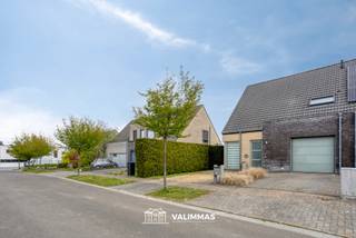 VALIMMAS verkoopt in het centrum van Asse deze rustig gelegen driegevelwoning met garage, zonneterras en tuin....   

Het gelijkvloers bestaat uit een inkomhal, een toilet met handwasbakje, een living  met grote raampartijen = veel lichtinval, een open bureel (aansluitend op de living), een open ingerichte keuken, een grote en gezellige veranda/leefruimte met zicht op de tuin en het terras, en een garage/wasplaats.   
De verdieping herbergt een nachthal, drie slaapkamers, een badkamer met ligbad, én een badkamer met inloopdouche.   
De zolder is bereikbaar via een luik met schuiftrap, en is ideaal als extra bergruimte.   

Zeer verzorgd, met alle comfort en zeer stemmige decoratie – direct instapklaar. 
Airco (living), videofoon, waterverzachter, vernieuwd CV-ketel Buderus (2021) ... 
Energiezuinig: EPC slechts 180 kWh/m² = label B.  Asbestveilig. Elektrische installatie conform AREI (blanco attest). 

Rustig gelegen in een aangename woonbuurt, en toch in het volle centrum. Op wandelafstand van winkels, scholen, bushaltes, station, cultureel centrum, park,… Uitstekende Mobiscore = 9,0/10. 