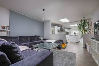 Deze ruime woning (180m²) met garage en een zonnige tuin is gunstig gelegen voor openbaar vervoer (bus en tram), tal van winkels en scholen. We...