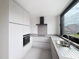 This brand new apartment, located at Vennestraat 13 in Waregem, offers the best of modern living. Perfect for starters, singles or couples looking for comfort, sustainability and a central location.Layout:Open living space, guest toilet, storage room, kitchen, terrace, bedroom 1, bedroom 2, bathroom and storage.Extra benefits:Central location: Located in the Vennestraat, you will enjoy excellent accessibility and proximity to various facilities in Waregem.New construction: This apartment has its own solar panels and a heat pump for optimal energy efficiency.Screens and shutters already provided.Spacious terrace: Ideal for relaxing and enjoying the sun.Mandatory parking space to rent at €50, -/month..The quickest way to visit this property? Request your visit via the red button on our website (www.dewaele.com) and you will be contacted by our rental expert. Appointments cannot be made by phone. For other questions, you can contact us by phone at 055 60 56 05.