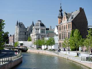 Te renoveren woning (BVO 163 m²) op een absolute toplocatie aan het water. <br /><br />Deze te renoveren woning ligt in een gegeerde woonbuurt, op korte wandelafstand van het bruisende centrum van Gent en nabij het Van Eyck-zwembad. De wijk maakt een sterke opwaardering door, onder andere dankzij de toekomstige herontwikkeling van de Belgacomtoren, en biedt tegelijk uitstekende verbindingen met het openbaar vervoer. <br /><br />De woning heeft een beperkte grondoppervlakte van 52 m² maar biedt nog uitbreidingsmogelijkheden in de hoogte.<br /><br />De voorgevel is zuidgericht en kijkt uit over het water — de ideale plek om te ontspannen.<br /><br />Er werd reeds een voorontwerp voor deze stadswoning uitgewerkt. Op kantoor is aanvullende informatie beschikbaar. De laatste twee foto’s zijn schetsen of referenties die de toekomstige visie weergeven.<br /><br />Op slechts 50 meter van de woning kan (optioneel) een ondergrondse autostaanplaats aangekocht worden. 