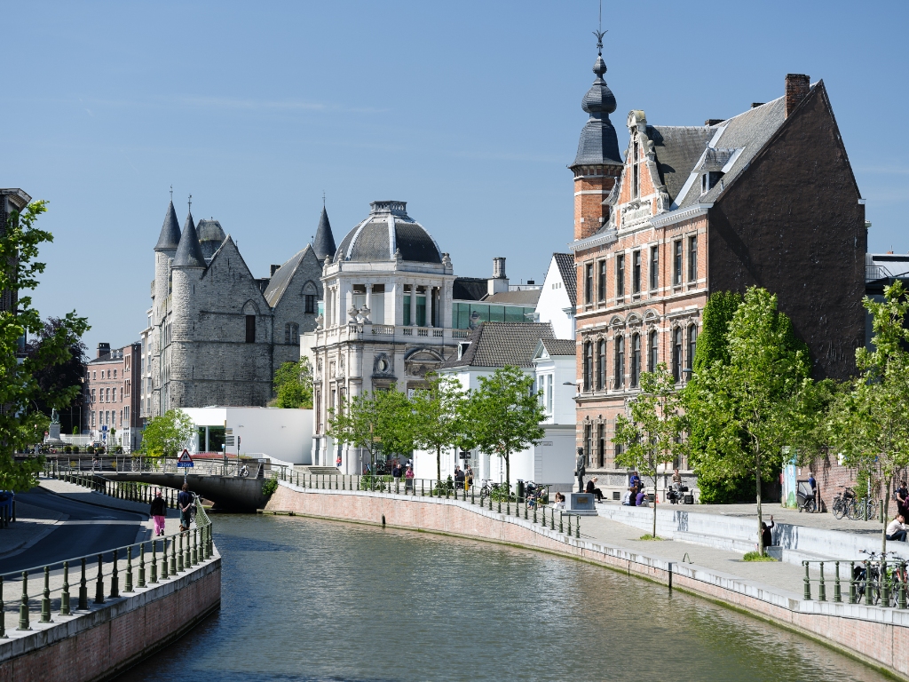 Te renoveren woning (BVO 163 m²) op een absolute toplocatie aan het water - photo 1