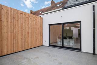 Découvrez cette maison familiale entièrement rénovée et prête à emménager, nichée dans un cadre verdoyant et idéal pour les enfants, dans une...