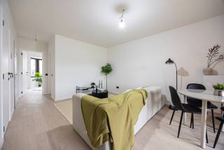 Bent u op zoek naar een hoogwaardig gerenoveerd appartement met 1 slaapkamer en een ruim terras in Brasschaat? Dan hebben wij deze parel voor u in verkoop. Dit instapklare appartement bevindt zich in een kleinschalig gebouw op de Bredabaan tussen de Lemmélei en het Dokter Roosensplein. Op wandelafstand van het centrum heeft u dan ook alle winkels binnen handbereik. Het is het 2de van 3 units die net werd gerenoveerd.<br />Indeling: op het gelijkvloers is er een gemeenschappelijke fietsenberging. De authentieke trap brengt ons op de tweede verdieping. Via de veiligheidsdeur komen we in het appartement met aan de straatzijde de gezellige slaapkamer met ingemaakte dressingkast. Aansluitend is er de badkamer met inloopdouche en wastafel dubbel in meubel. De gezellige leefruimte met open keuken geeft toegang naar het grote terras. Tenslotte is er nog een apart toilet.<br />Troeven:<br />- Hoogwaardige afwerkingsgraad<br />- EPC label B<br />- Elektriciteit conform<br />- Groot terras<br />- Zeer interessant als investering<br />Lijkt dit appartement iets voor u? Neem dan snel contact op met ons kantoor op 03 360 85 30.