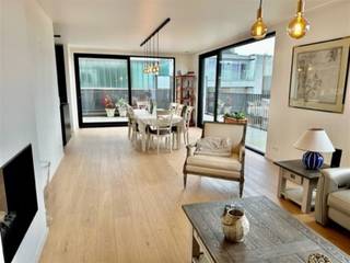 <p>Luxueus appartement TE HUUR in centrum Oudenaarde.</p><p>Met de lift kom je rechtstreeks in het appartement.<br />Het appartement voorziet : een zeer uitgebreide keuken met veel kastruimte ,kwalitatieve toestellen en allerlei leuke snufjes.<br />Aansluitend heb je een leefruimte met zithoek.<br />De zithoek voorziet een sfeervolle gashaard.<br />Rondom het appartement heb je een zeer groot terras.<br />Verder heb je een aparte berging, een ruime badkamer met toilet, bad en inloopdouche.<br />Het appartement heeft 3 mooie slaapkamers met elk toegang tot het terras.</p><p>Bij het appartement horen ook nog 2 grote garages.<br />Door de vele ramen in het appartement heb je een zeer mooie lichtinval.<br />Er zijn screens aanwezig in het appartement.<br />100€ syndicuskosten/mnd</p><p>Benieuwd?<br />vraag uw bezoek aan via onze website www.immodhondt.be </p>
