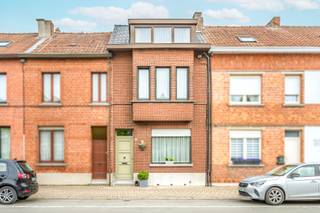 Welkom in de Temsestraat 17, 9150 Rupelmonde. Gelegen vlakbij invalswegen, mooie natuur en de dorpskern van Rupelmonde vinden we deze mooie woning.<br /><br />We stappen binnen in de <strong>mooie en ruime inkomhal</strong>. Deze brengt ons naar de <strong>woonkamer.</strong> De woonkamer is gezellig ingericht en heeft een <strong>gashaard</strong>. Aansluitend vinden we de recente <strong>keuken</strong> met kookvuur, ijskast, spoelbak en kookvuur. Van hieruit kunnen we naar de gezellige <strong>tuin </strong>gaan. We komen eerst nog een <strong>handige bergruimte</strong> tegen. Hier zijn aansluitingen voor wasmachine en droogkast voorzien. Verder vinden we de tuin waar het in de zomer gezellig vertoeven is.<br /><br />Met de trap komen we op de <strong>1e verdieping.</strong> Hier vinden we<strong> twee ruime slaapkamers</strong> met beide <strong>ingemaakte kaste</strong>n. Ook is er een grote<strong> badkamer </strong>met douche, lavabo en toilet. <br /><br />Met de <strong>vaste trap</strong> komen we op de <strong>tweede verdieping</strong>. Hier is nog een <strong>derde slaapkamer</strong> en een <strong>zolderruimte</strong> aanwezig.<br /><br />Terug naar beneden is er nog een trap die ons naar de<strong> kelder</strong> brengt. Er is ook een <strong>kruipruimte </strong>voorzien.<br /><br /><u><strong>Technisch:</strong></u><br />- EPC: 560 kWh/m2jaar, label F<br />- Renovatieplicht<br />- G-&amp;P-score: D&amp;D<br />- Wg, Gvv, Vg, Gmo, Gvkr<br /><br />Klinkt dit als muziek in de oren en zie je jezelf hier wel wonen? Maak dan snel je afspraak op 03 369 70 33.