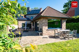 Rustig gelegen gezinswoning met 3 slaapkamers en zonovergoten tuin in Vinderhoute<br /><br />In een rustige woonomgeving te Vinderhoute bevindt zich deze open bebouwing op een mooi perceel met een aangename, zonovergoten tuin. <br /><br />De woning geniet van een praktische indeling, voldoende leefruimte en een vlotte bereikbaarheid.<br /><br />Bij het betreden van de woning komt u terecht in de lichtrijke leefruimte met zicht op de tuin. <br /><br />Aansluitend bevindt zich de eetplaats, terwijl de ruime keuken een volwaardige extra leefruimte vormt waar het aangenaam vertoeven is. <br /><br />Dankzij de grote raampartijen geniet de woning van veel natuurlijke lichtinval.<br /><br />Op de verdieping bevinden zich drie volwaardige slaapkamers en een praktische polyvalente ruimte. <br /><br />De badkamer is uitgerust met zowel een ligbad als een douche en biedt het nodige comfort voor het dagelijkse gezinsleven.<br /><br />Buiten beschikt de woning over een ruime, zonovergoten tuin met terras waar u in alle rust kunt genieten van de groene omgeving. <br /><br />Een bijkomende troef is de afzonderlijke polyvalente ruimte in de tuin, die het veelzijdige karakter van deze eigendom verder versterkt.<br /><br />Verder beschikt de woning over een ruime inpandige garage en voldoende bergruimte. <br /><br />Op technisch vlak werd eveneens aandacht besteed aan duurzaamheid dankzij de aanwezigheid van zonnepanelen en een regenwaterput van 10.000 liter.<br /><br />Dankzij de rustige ligging in het gegeerde Vinderhoute, gecombineerd met de nabijheid van winkels, scholen, openbaar vervoer en belangrijke invalswegen, vormt deze woning een interessante opportuniteit voor wie op zoek is naar comfortabel wonen in een aangename omgeving.<br /><br />Contacteer Top Vastgoed op 0475 700 700 voor een bezoek.