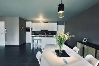 Dit appartement is gelegen op de eerste verdieping in landelijke omgeving. U beschikt over een mooi terras en een achterliggende carport.U betreedt het appartementencomplex via de algemene inkomhal, zowel via de lift als via de trap bereikt u de inkomdeur van het appartement. De indeling van het appartement is als volgt: U betreedt het appartement via de inkomhal met apart toilet en vestiairemogelijkheden. Verder is er een open ingerichte keuken, voorzien van alle nodige toestellen en praktische bergruimte. Aansluitend is er de living en eetkamer met toegang tot het terras. Aan de achterzijde van het appartement bevinden zich drie slaapkamers en een ingerichte badkamer met dubbele lavabo, inkoopdouche, toilet en ligbad.Nog enkele troeven van dit appartement: Centrale verwarming op aardgas, hoogwaardige afwerking, inclusief overdekte autostaanplaats, algemene kosten aan € 50,00/maand, laag E-peil en het appartement is vrij vanaf 1 juli 2026.Interesse? Aarzel zeker niet om ons vrijblijvend te contacteren, stuur een mail naar verhuur@bebuild.be.