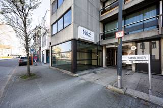 Voor verdere info of een vrijblijvende waardebepaling van uw eigendom: jordi.broes@homixx.be of 016 199 340. <br /><br />Homixx Vastgoed stelt u met trots dit instapklare en uiterst centraal gelegen handelspand voor op de Oude Liersebaan 6 te Mechelen op wandelafstand van het centrum. <br />Met een totale oppervlakte van 85 vierkante meter biedt dit pand een uitstekende basis voor diverse commerciële activiteiten of vrije beroepen. <br />De praktische indeling bestaat uit een uitnodigende ontvangstruimte die toegang biedt tot twee ruime, lichtrijke kamers die naar eigen wens kunnen worden ingericht als kantoor, praktijkruimte of winkelpunt. <br />Achterliggend is er nog een ruime kamer waar een kleine keuken kan geplaatst worden. <br />Daarnaast is het pand voorzien van een apart toilet. <br />Dankzij de centrale ligging geniet u hier van een uitstekende zichtbaarheid en een vlotte bereikbaarheid voor uw cliënteel. <br />Met een EPC-score D en een asbestveilig verslag is dit een solide investering op een toplocatie. <br />Laat deze opportuniteit niet aan u voorbijgaan.
