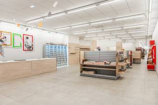 Ontdek deze karaktervolle eigendom met uitzonderlijk projectpotentieel in de levendige Stationstraat van Sint-Niklaas.Dankzij de dubbele toegang...