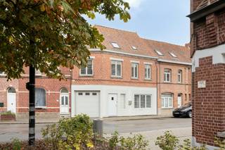 Ben jij klaar om te verhuizen naar een volledig afgewerkt huis?<br /><br />Dit verzorgd huis is centraal gelegen in Izegem, met een vlotte verbinding naar het centrum. Winkels, scholen en andere voorzieningen bevinden zich in de nabije omgeving. <br /><br />Dankzij de praktische indeling, de ruime kamers en de volledig afgewerkte staat is dit de ideale woning voor wie op zoek is naar een comfortabele thuis zonder renovatiezorgen.<br /><br />Indeling:<br /><br />Gelijkvloers:<br />- Inkomhal met apart toilet<br />- Ruime leefruimte<br />- Keuken<br />- Berging<br />- Garage<br />- Gezellige tuin met tuinhuis<br /><br />Eerste verdieping:<br />- 2 ruime slaapkamers, waarvan 2 voorzien zijn van ventilatie<br />- Dressing<br />- Bureauruimte, die ook perfect als extra slaapkamer kan worden ingericht<br />- Badkamer<br /><br />Tweede verdieping:<br />- Volledig afgewerkte zolderverdieping, ingericht als volwaardige slaapkamer<br /><br />Dankzij de volledig afgewerkte staat kan je hier meteen je intrek nemen en genieten van je nieuwe thuis, zonder renovatiewerken.<br /><br />Contacteer mij snel om een bezoek in te plannen!<br /><br />De eigendom wordt aangeboden via de Pre-sale formule. Op 14/11/2026 tussen 10:00 en 12:00 kan u het huis op afspraak komen bezichtigen en een bod uitbrengen. De vermelde prijs is een instelprijs. Voor meer info, gelieve contact op te nemen met de dossierverantwoordelijke.<br /><br />Bestuursmaatregelen in het maatregelenregister: nee