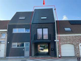 <h2><span>MODERN DUPLEX APPARTEMENT MET 2 SLPKS EN AUTOSTAANPL.</span></h2><h2><span> </span></h2><p><span>Bent u op zoek naar een instapklaar, modern appartement, gelegen net buiten het centrum en vlakbij invalwegen?  Dan is dit duplex appartement op het 1e &amp; 2e verdiep precies wat u zoekt !</span></p><p><span>Dit lichtrijke appartement, gelegen in een verzorgd gebouw met slechts </span><span>1 appartement,  </span><span>heeft de volgende indeling :</span></p><p><span> </span></p><p><span>Gelijkvlrs:     - Privatieve autostaanplaats en fietsenberging inbegrepen in de huurprijs</span></p><p><span>                      - Inkomhal</span></p><p><span> </span></p><p><span>1e V :     - Een zeer lichtrijke woonkamer dankzij grote raampartijen</span></p><p><span>              - Een open, moderne keuken die naadloos aansluit op de leefruimte</span></p><p><span>              - Praktische berging</span></p><p><span>              - Apart toilet</span></p><p><span> </span></p><p><span>2e V :   - 2 volwaardige slaapkamers</span></p><p><span>             - Een hedendaagse badkamer grote inloopdouche en lavabomeubel en toilet</span></p><p><span> </span></p><p><span>3e V:   - bergzolder</span></p><p><span> </span></p><p><span>De open indeling en overvloed aan natuurlijk licht zorgen voor een aangenaam en ruimtelijk gevoel.</span></p><p><span>Een ideaal appartement voor koppels, kleine gezinnen of alleenstaanden die comfortabel en modern willen wonen.</span></p><p><span> </span></p><p><span>BELANGRIJKE INFO :</span></p><p><span> </span></p><p><span>     - EPC : 63 kWh/m²jaar (label A)</span></p><p><span>     - Huurprijs : €875,- /maand</span></p><p><span>     - Gemeenschappelijke kosten : €15,- /maand</span></p><p><span>     - Waarborg : 3x maandhuur</span></p><p><span>     - Plaatsbeschrijving : €175,- excl. BTW ( per partij )</span></p><p><span>     - BESCHIKBAAR : MOGELIJK VANAF 01/04/2026</span></p><p><span>Wenst u graag meer info of bent u geïnteresseerd in een plaatsbezoek? </span></p><p><span>Gelieve ons dan te contacteren op het nummer 03 775 41 88 of mail naar</span><span> christel@vastgoed-smet.be</span><span>       </span><span>www.vastgoed-smet.be</span></p><p><span>De verstrekte gegevens/informatie (zowel online als gedrukt) worden vrijblijvend verstrekt, enkel ter inlichting, zonder contractuele verbintenis of garantie van onzentwege en kunnen op ieder ogenblik gewijzigd worden.</span></p><p><span> </span></p><p><span> </span></p>