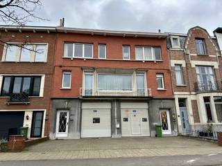 Lichtrijk 2slaapkamer appartement op rustige ligging in Deurne Zuid tussen het Boelaerpark en Boekenbergpark. <br /><br />Onmiddellijk beschikbaar - instapklaar - net nieuw geschilderd en nieuwe keuken geplaatst.<br />Vraag uw bezoek aan via: <br /><br />Indeling: ruime inkomhal, keuken voorzien van koelkast, kookvuur en vele kasten. <br />Living aan de straatkant, voorzien van een nieuwe gaskachel. De badkamer is voorzien van een douche, toilet, lavabo, nieuwe boiler en de aansluiting voor de wasmachine. <br />Tot slot 2 slaapkamers aan de achterzijde van het gebouw met een groen uitzicht. Terras van ca 10m².<br /><br />Maandelijkse kosten van € 50,00 voor de gemeenschappelijke delen en voorschot privéwaterverbruik. Gas en elektriciteit via eigen meters.<br />EPC 208 kWh/m²<br /><br />Bezoeken enkel aan te vragen via: https://mijnhuurprofiel.be/property/70f8399f-0b0e-41e2-8061-74898f7d319c