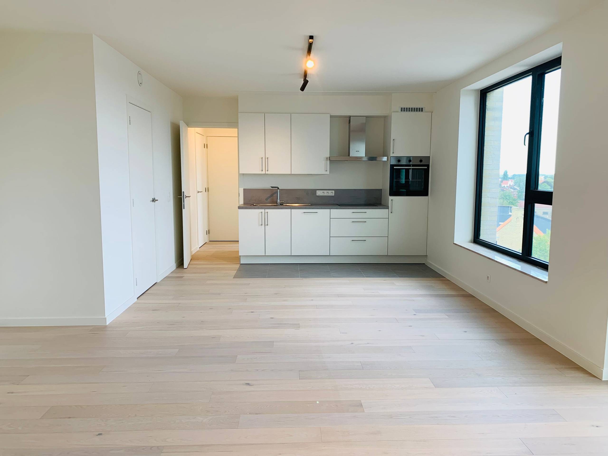 Centraal gelegen 1 slaapkamer appartement mét staanplaats te hartje Veurne! - foto 3