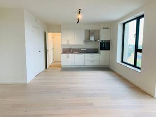 Dit ruim en lichtrijk appartement met één slaapkamer bevindt zich op de vijfde verdieping van residentie Suikertoren, centraal gelegen in Veurne. Dankzij de uitstekende ligging bevinden winkels, scholen, openbaar vervoer en belangrijke invalswegen zich op wandelafstand.<br /><br />Het appartement is praktisch en modern ingedeeld. Via de inkomhal met vestiaireruimte komt u terecht in de aangename leefruimte met veel natuurlijke lichtinval. De volledig geïnstalleerde open keuken beschikt over alle hedendaagse comfort, waaronder een combi-oven, koelkast met diepvriesvak, kookplaat, dampkap en vaatwasser. Aansluitend bevindt zich het zonnige terras waar u kunt genieten van een mooi open zicht.<br /><br />Verder beschikt het appartement over een volwaardige slaapkamer, een aparte berging met aansluiting voor wasmachine en droogkast, een afzonderlijk toilet en een moderne badkamer uitgerust met een inloopdouche en wastafelmeubel.<br /><br />Daarnaast is er een ondergrondse autostaanplaats inbegrepen, evenals een gemeenschappelijke fietsenberging. Ook de syndickosten zijn inbegrepen in de huurprijs.<br /><br />