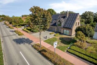 <p><span>INSTAPKLARE, RUIME OPEN BEBOUWING MET TIJDLOZE ARCHITECTUUR OP PRACHTIG PERCEEL VAN 17A 64CA. </span></p><p><span>Deze prachtige, energiezuinige villa is gelegen langsheen de Pullaarsteenweg in het landelijke Ruisbroek.</span></p><p><span>Dankzij de nabijheid van de N16 en A12 geniet u van een optimale bereikbaarheid.</span></p><p><span>Het prima onderhouden huis beschikt over een mooie en recent gerenoveerde badkamer met straks design en prachtige leefruimte met gashaard.</span></p><p><span>De PV-installatie met 32 zonnepanelen en condensatieketel zorgen voor een laag energieverbruik.</span></p><p><span> </span></p><p><span>Gelijkvloers: Stijlvolle inkomhal / ruime living met sfeervol salon en eetplaats (36 m²), vloerbekleding in keramische tegels en design gashaard / goed uitgeruste keuken met inductiekookplaat, oven, vaatwasser, ... / wasplaats / bergruimte / garage voor 2 wagens.</span></p><p><span>1ste verd.: Nachthal / master bedroom met dressing (4,4 x 6,5m) / 2 slaapkamers (4,3 x 3,3m; 4,3 x 3,7m; 4,5 x 4,4m) / prachtige, moderne badkamer met inloopdouche en vrijstaand bad.</span></p><p><span> </span></p><p><span>Aangenaam zonneterras met geïntegreerde vijver / mooie, grote tuin met ruim tuinhuis met lounge.</span></p><p><span> </span></p>