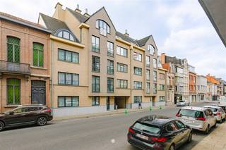 <p><span>SINT-NIKLAAS : Vous êtes à la recherche d'un appartement spacieux et prêt à l'emploi avec une vue dégagée et deux terrasses ensoleillées ? Cet appartement lumineux de 134 m² au quatrième étage combine un excellent emplacement dans la Mercatorstraat avec un aménagement pratique et pas moins de trois chambres à coucher. </span></p><p><span>Les principaux atouts en un coup d'œil :</span></p><p><span>- Efficacité énergétique (label EPC B)<br />- Situé au 4ème étage (niveau le plus élevé de la résidence) avec vue dégagée et beaucoup de lumière<br />- Deux terrasses (4 m² et 5 m²) avec orientation sud-ouest<br />- Ascenseur présent dans l'immeuble<br />- Situation centrale à proximité des commerces, des transports en commun (bus et train) et du centre de Saint-Nicolas</span></p><p><span>Layout<br />Vous</span><span> entrez dans un hall d'entrée spacieux qui donne accès à toutes les pièces. De là, vous accédez à la grande salle de séjour lumineuse avec cuisine ouverte, entièrement équipée avec les appareils électroménagers nécessaires. Un espace de rangement pratique se trouve à côté. L'appartement dispose de trois chambres de taille normale, idéales pour une famille ou pour ceux qui recherchent un espace supplémentaire pour un bureau ou un hobby. La salle de bains est équipée d'une douche, d'une baignoire et d'un double lavabo. Des toilettes séparées sont également disponibles. Grâce à sa situation au dernier étage, vous bénéficiez d'une vue dégagée et d'un maximum de lumière, tout en conservant l'intimité nécessaire. Il y a deux terrasses à l'arrière de l'appartement, où vous pouvez profiter du soleil de l'après-midi et du soir en toute tranquillité.</span></p><p><span>Extra'</span> s<br />Avec<span> cet appartement, il y a la possibilité d'acheter un garage box très spacieux (30.000 euros) et/ou un carport (15.000 euros).</span></p><p><span>Il s'agit d'une excellente opportunité pour ceux qui recherchent un grand appartement de 134 m², prêt à l'emploi, avec des terrasses et un emplacement de choix à Saint-Nicolas.</span></p>