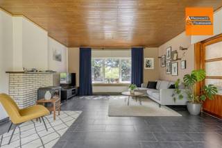 <p><span>Ontdek deze charmante open bebouwing met prachtige tuin, rustig gelegen in Wezemaal.</span></p><p><span> </span></p><p><span>Deze woning is een unieke kans voor wie houdt van rust, ruimte en groen. Ze beschikt over drie slaapkamers, een ruime en lichtrijke leefruimte, een gerenoveerde badkamer en een bodykamer.</span></p><p><span> </span></p><p><span>Bij het ontwerp van de woning werd veel aandacht besteed aan natuurlijke lichtinval. Dankzij de vele raampartijen geniet bijna elke kamer van een mooi uitzicht op het groene perceel en valt het daglicht rijkelijk binnen.</span></p><p><span> </span></p><p><span>De woning is onderworpen aan de renovatieplicht.</span></p><p><span> </span></p><p><span>Interesse? Neem snel contact op voor een persoonlijke rondleiding en ontdek zelf de troeven van deze bijzondere woning.</span></p>
