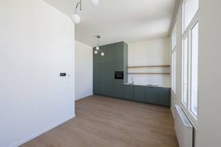 Stijlvol gerenoveerd 1-slaapkamerappartement in het hart van Antwerpen<br /><br />Ontdek dit prachtig gerenoveerde 1-slaapkamerappartement op een toplocatie in het centrum van Antwerpen, op wandelafstand van de Scheldekaaien en de gezellige Kloosterstraat.<br /><br />Het appartement combineert authentieke charme met hedendaags comfort. De hoge plafonds en grote raampartijen zorgen voor een uitzonderlijke lichtinval en een ruimtelijk gevoel doorheen de volledige woonst. De recente renovatie werd uitgevoerd met oog voor detail en kwalitatieve afwerking.<br /><br />De lichtrijke leefruimte sluit aan op de moderne keuken. Verder nog 1 ruime slaapkamer en douchekamer.<br /><br />Dankzij de centrale ligging bevinden trendy boetieks, restaurants, galerijen en openbaar vervoer zich vlakbij, terwijl de Scheldekaaien zorgen voor ontspanning en een unieke stadsbeleving.<br /><br />Een instapklaar appartement met karakter, licht en een absolute topligging in Antwerpen.