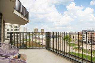 Aan het Schengenplein, in de populaire Cadixwijk op ’t Eilandje, bevindt zich dit instapklare appartement van 82 m² met twee terrassen van samen 23 m2 op de 4de verdieping van residentie Cadiz (2011).<br /><br />De ligging is een grote troef: je woont hier in een hedendaagse en vlot bereikbare buurt, op wandelafstand van het water, het MAS en tal van winkels en horecazaken. Een levendige omgeving met alles binnen handbereik, zonder in te boeten aan rust.<br /><br />Binnenin biedt het appartement een praktische en aangename indeling. De leefruimte met open keuken en centraal keukeneiland vormt het hart van de woning en sluit naadloos aan op twee terrassen, waar je de hele dag door van de zon kan genieten. Deze buitenruimtes zorgen voor een sterke meerwaarde en extra wooncomfort.<br /><br />Verder beschikt het appartement over twee volwaardige slaapkamers, een badkamer met inloopdouche, een apart toilet en een praktische berging.<br />Dankzij de bouw uit 2011 en aluminium ramen met hoogrendementsglas woon je hier energiezuinig en comfortabel (EPC-label B).<br /><br />Een ondergrondse staanplaats kan aangekocht worden voor €30.000.<br /><br />Een comfortabel appartement met veel buitenruimte op een sterke locatie, ideaal voor eigen bewoning of als investering.<br /><br />Voor meer info of een bezoek: 03 225 00 68 of laura@wellimmo.net<br /><br />Bekijk de videotour, plannen, EPC en elektrische keuring via de Wellimmo-site (documenten).