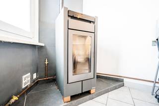 Contact et visites : Mattia Di Pisa 071 15 87 87 Maison 1 chambres Montignies-sur-Sambre idéale pour un premier investissement. Située à 6061, Rue des Gayetes 3, Montignies-sur-Sambre cette maison représente une belle opportunité d’investissement avec un revenu locatif immédiat. La maison se compose comme suit : Au rez-de-chaussée, vous trouverez un espace cuisine et salle à manger ainsi que la salle de bain. À l’étage, un hall de nuit dessert sur le salon. Au dernier étage la chambre. Le bien est actuellement loué au prix de 620€ par mois, offrant une rentabilité brute d’environ 7 % Vous recherchez un investissement avec rendement immédiat ? Ce bien vous correspondra certainement ! Descriptif à titre indicatif et non contractuel, sous réserve d’inexactitudes. Pour plus d'informations contactez : L'agence au 071 15 87 87 ou mattia.dipisa@weinvest.be